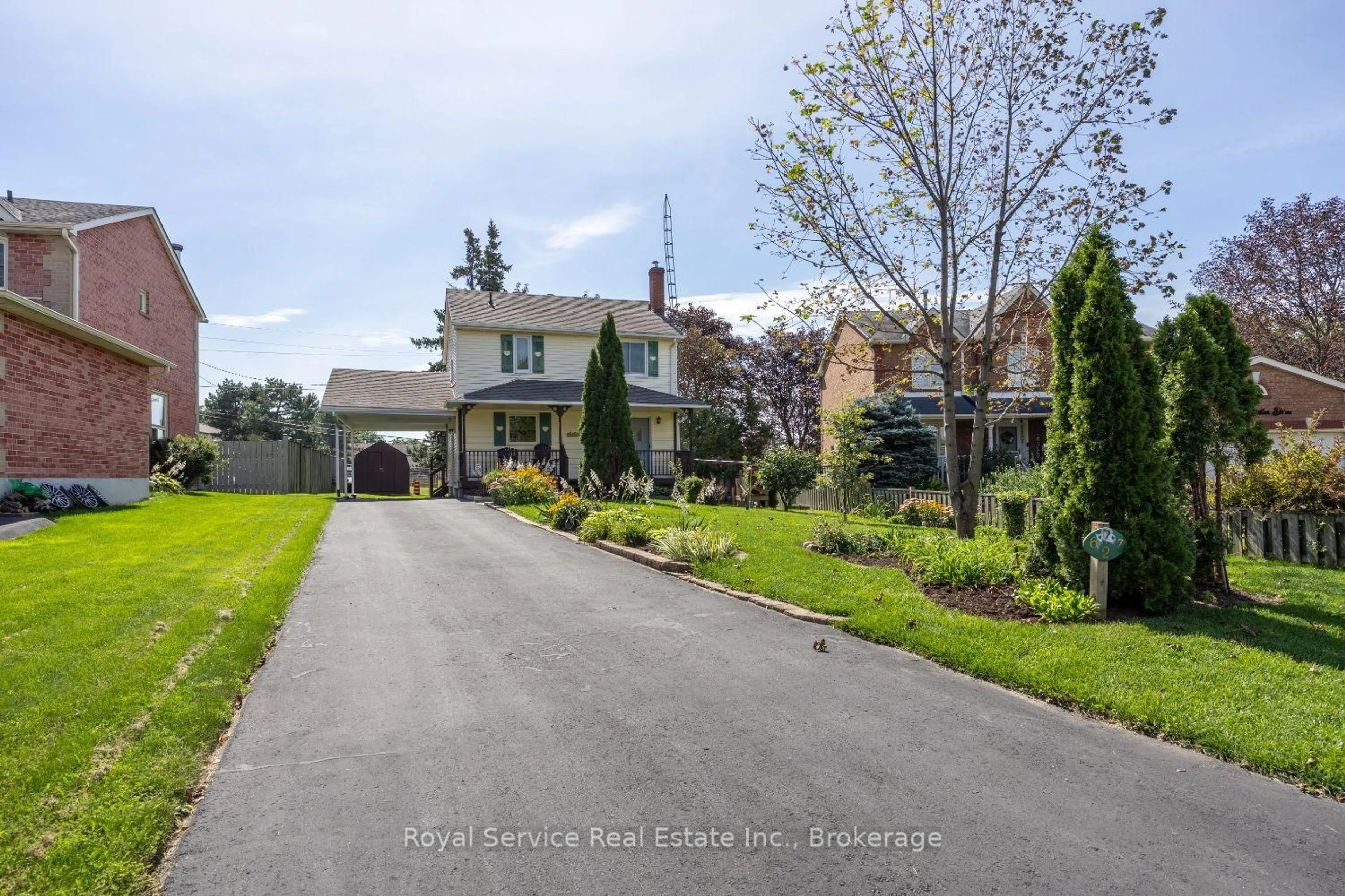 A pic from outside/outdoor area/front of a property/back of a property/a pic from drone, street for 627 Whistler Dr, Oshawa Ontario L1J 8K2