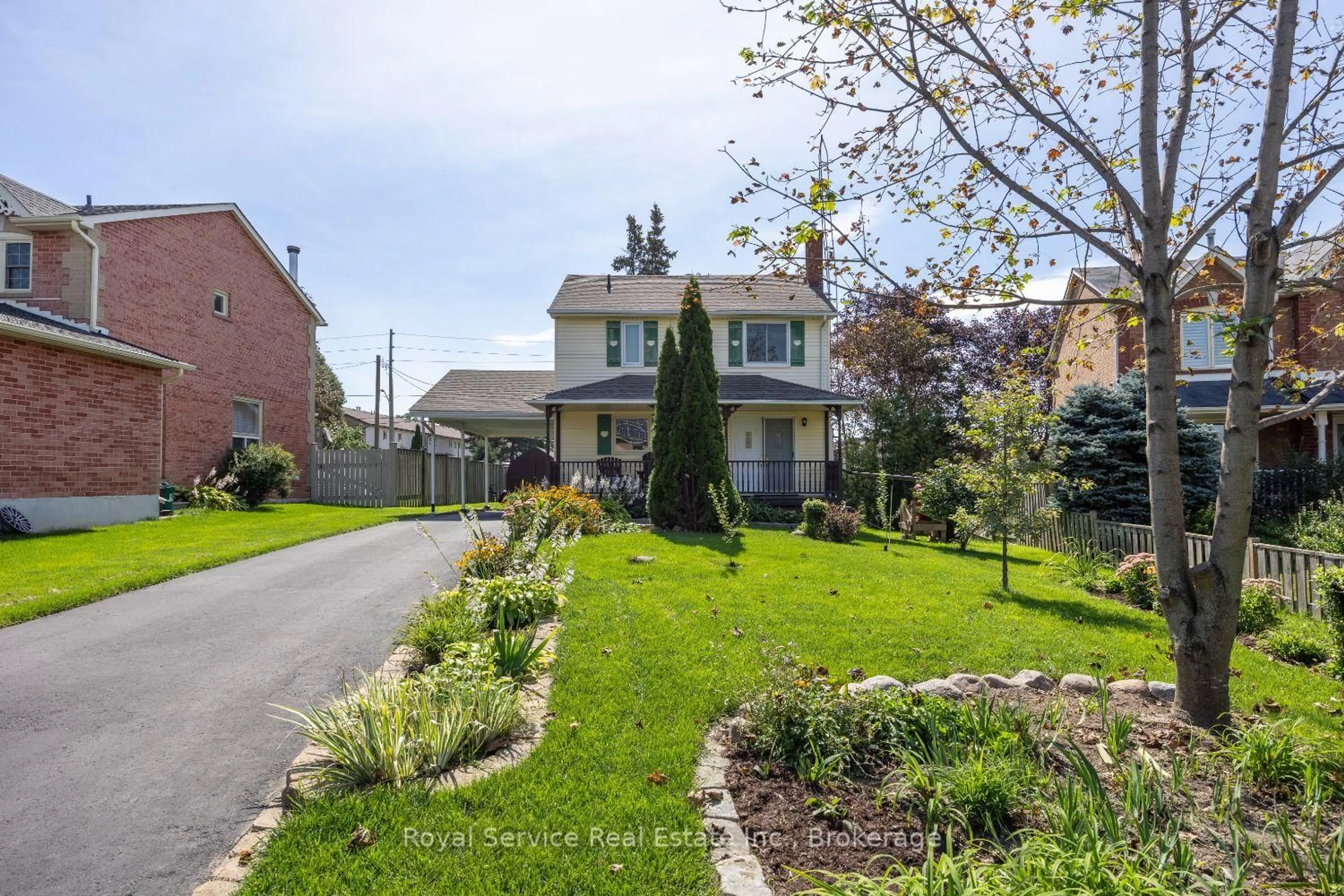 Patio, street for 627 Whistler Dr, Oshawa Ontario L1J 8K2