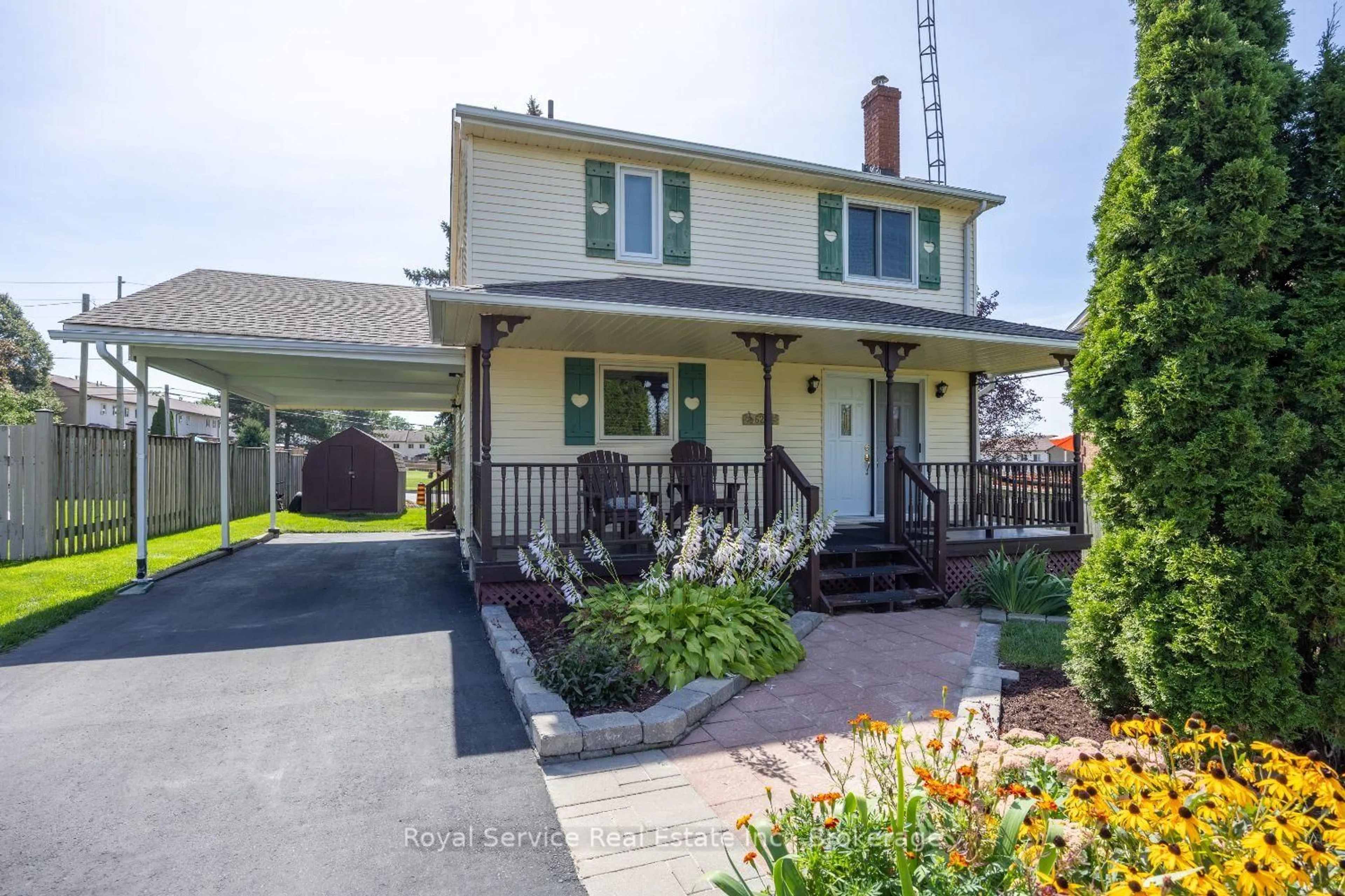 Home with vinyl exterior material, street for 627 Whistler Dr, Oshawa Ontario L1J 8K2