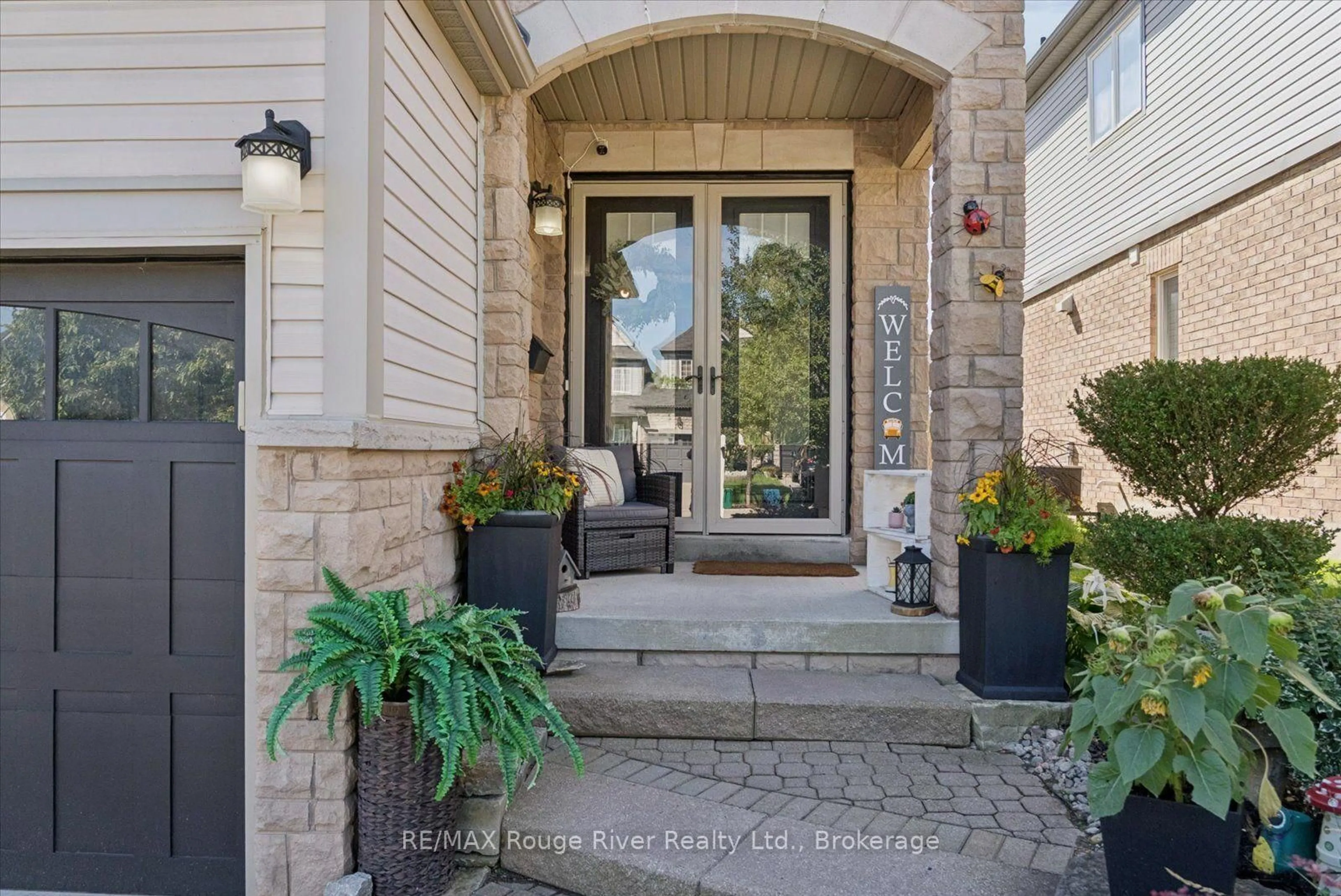 Indoor entryway for 27 Bagnell Cres, Clarington Ontario L1C 5R1