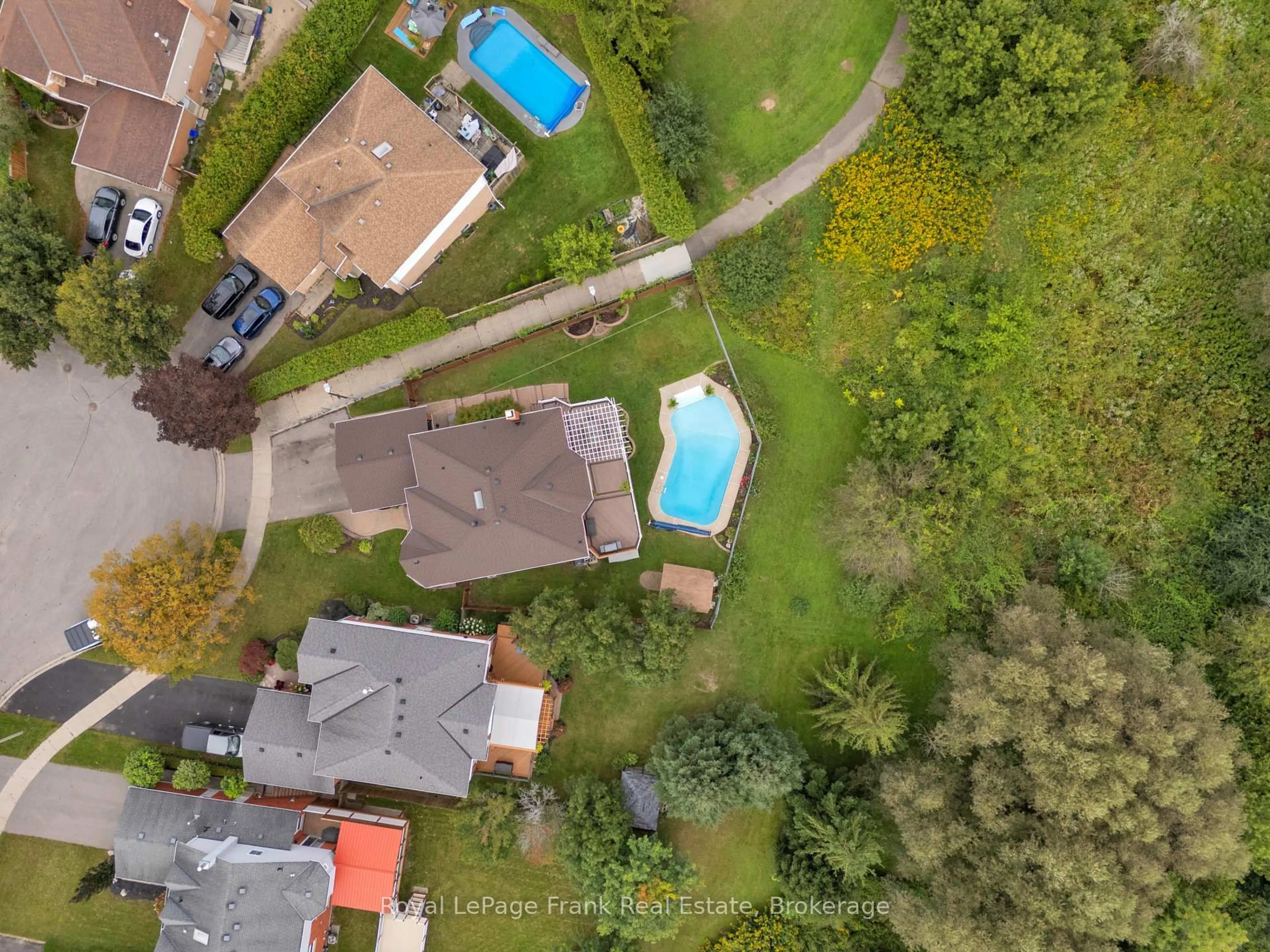 A pic from outside/outdoor area/front of a property/back of a property/a pic from drone, street for 37 Living Crt, Clarington Ontario L1E 2V6