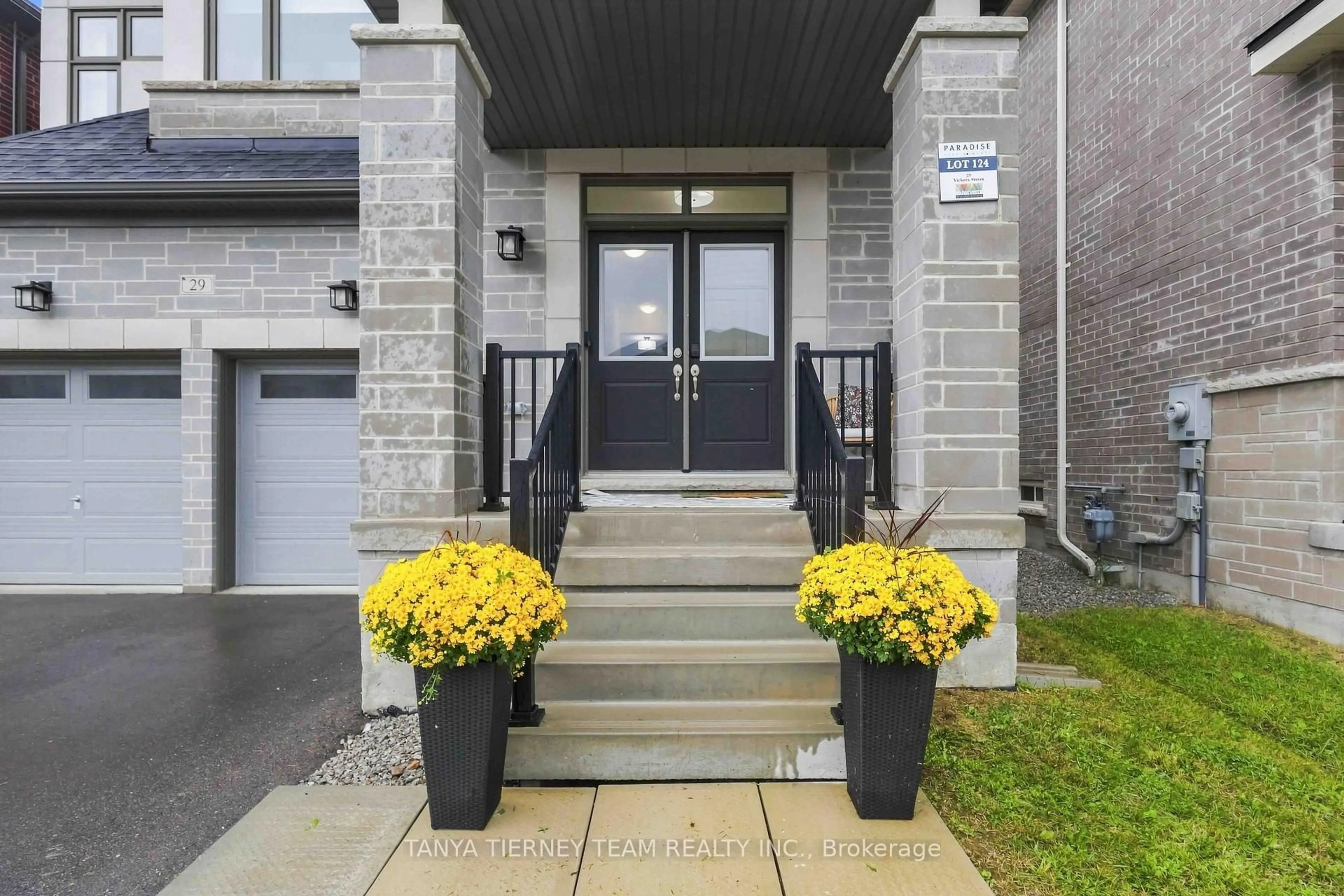 Indoor entryway for 29 Vickery St, Whitby Ontario L1P 0L2