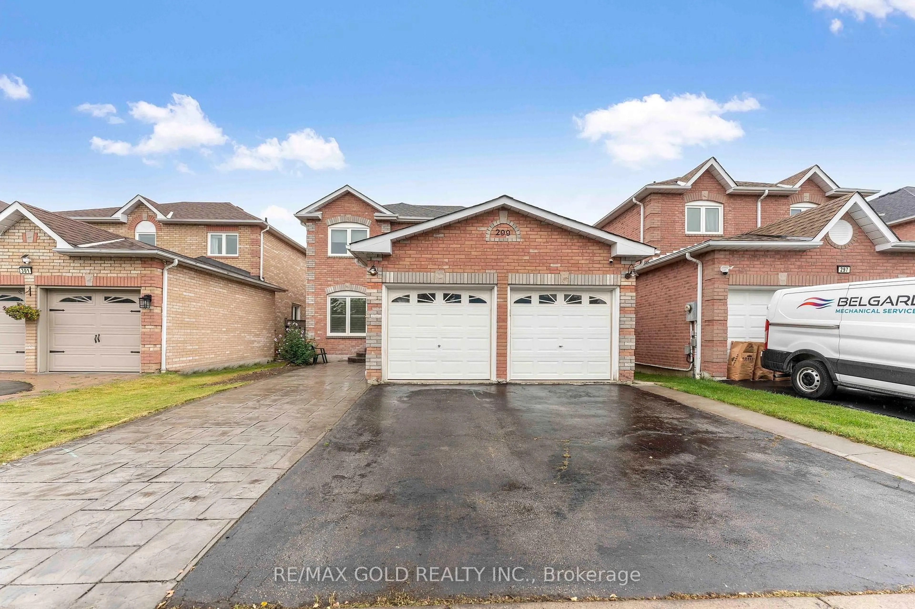 A pic from outside/outdoor area/front of a property/back of a property/a pic from drone, street for 299 Delaney Dr, Ajax Ontario L1T 3S6