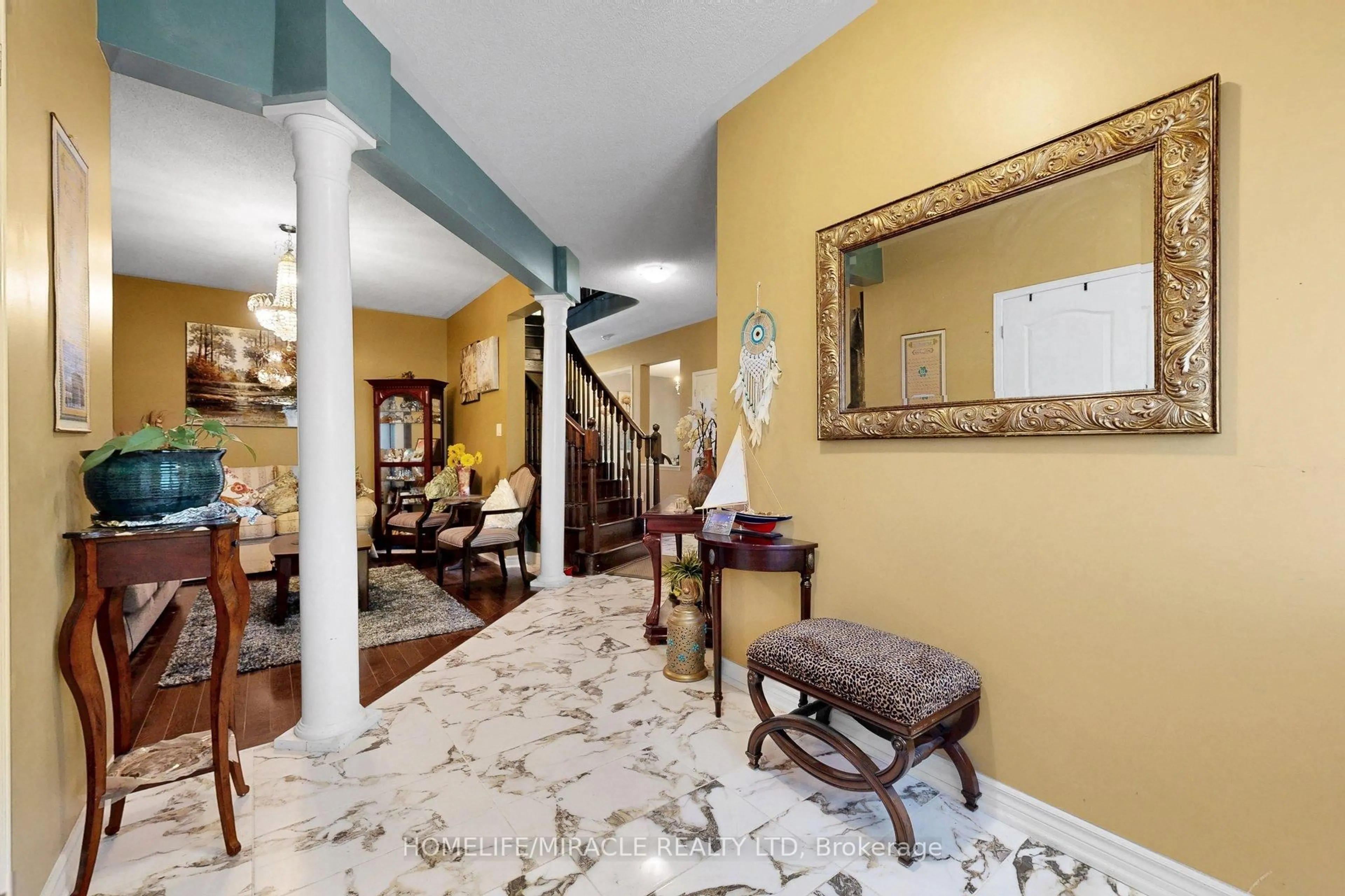 Indoor foyer for 2003 Queensbury Dr, Oshawa Ontario L1K 0S1