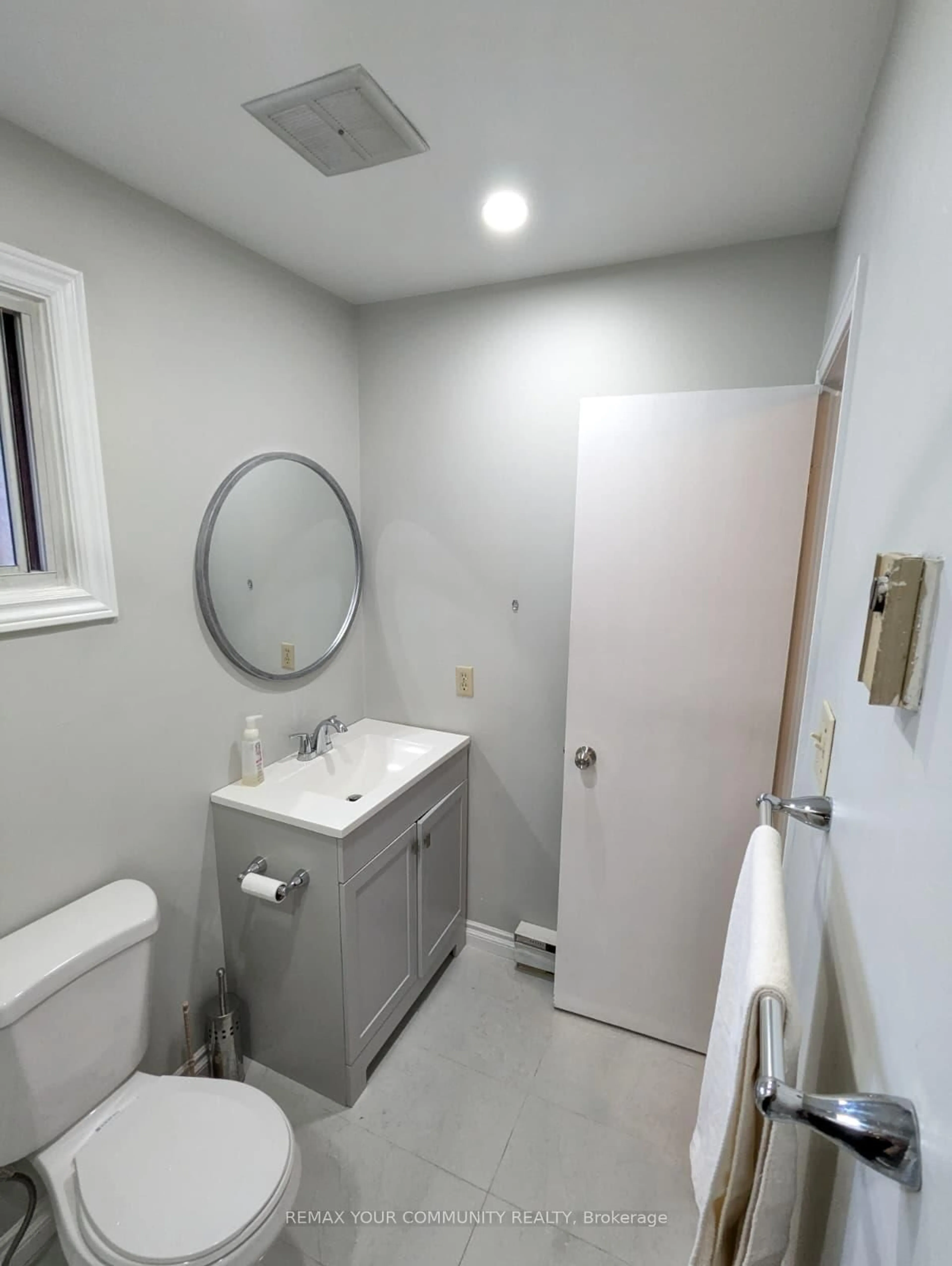 Standard bathroom, unknown for 765 Oklahoma Dr #4, Pickering Ontario L1W 3C9