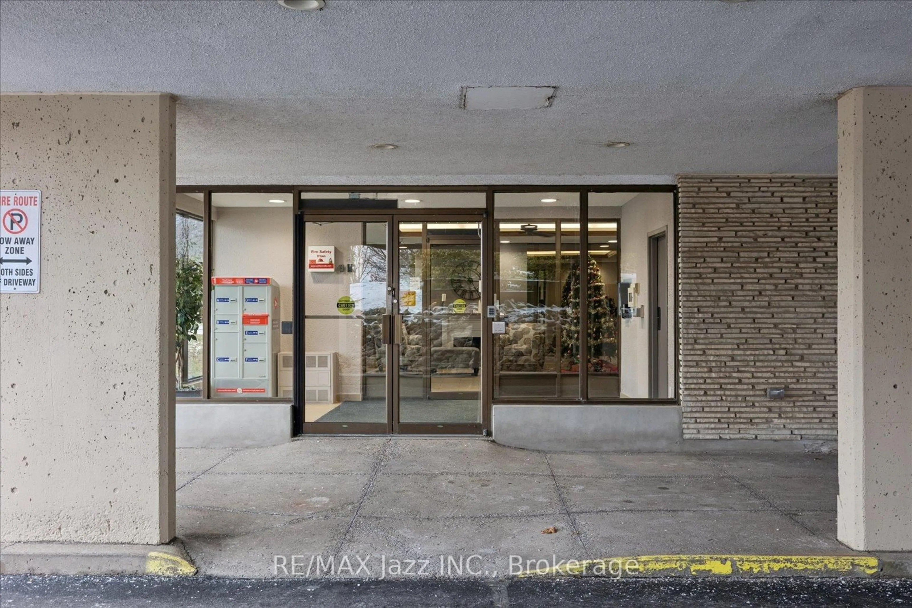 Indoor foyer for 120 Elgin St #102, Oshawa Ontario L1G 1S7