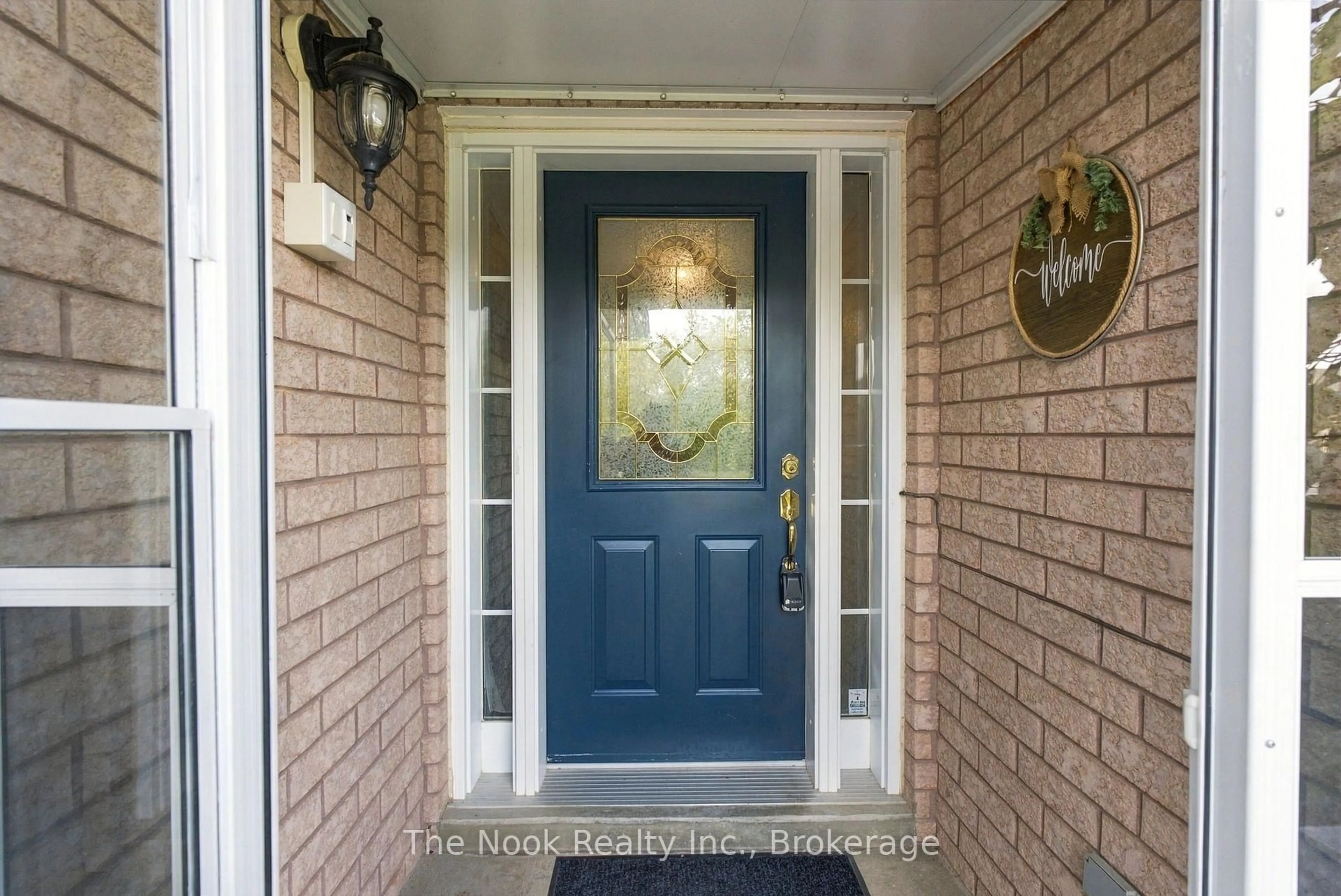 Indoor entryway for 1633 Erindale Cres, Oshawa Ontario L1G 8A4