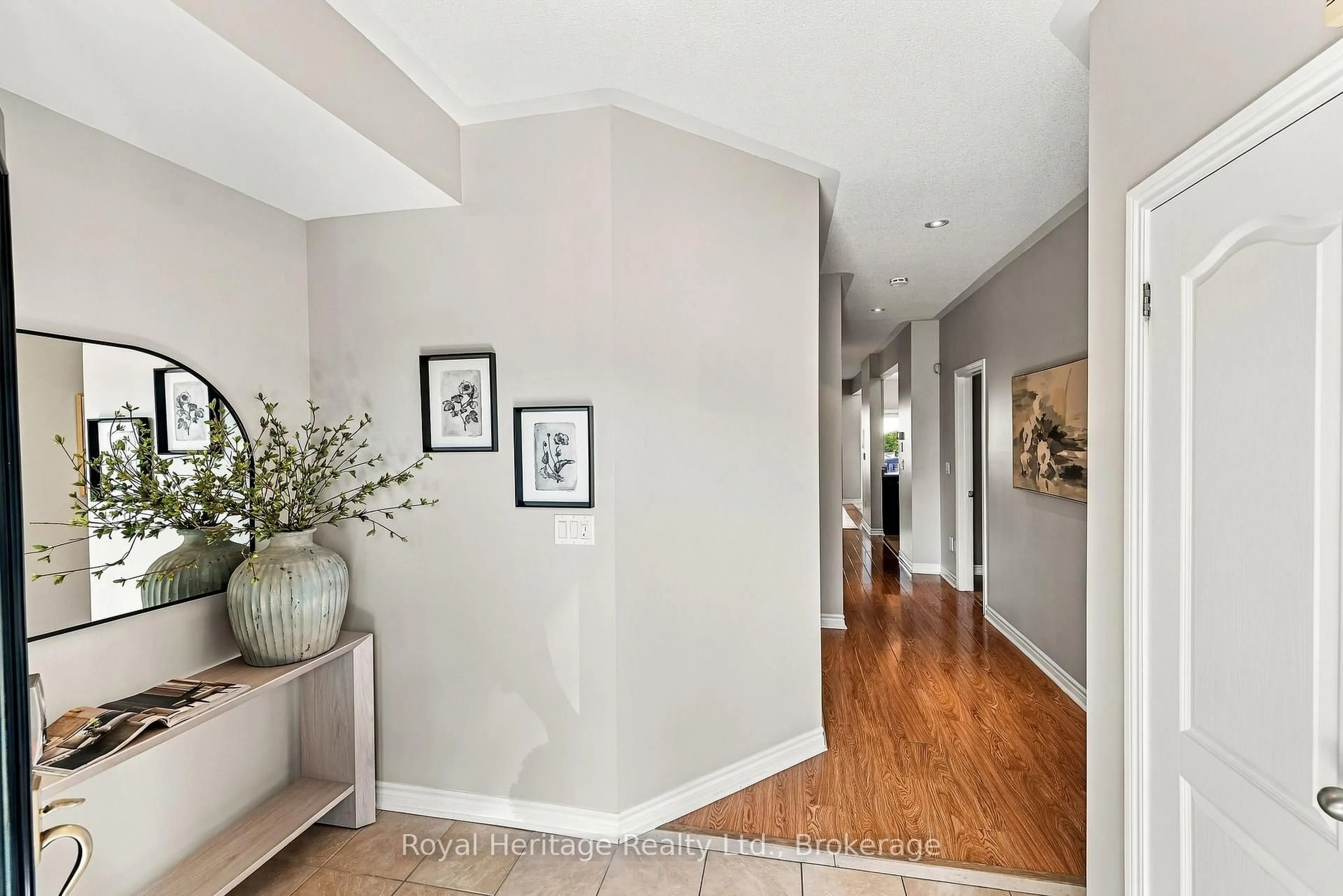 Indoor entryway for 20 Bagnell Cres, Clarington Ontario L1C 5P9