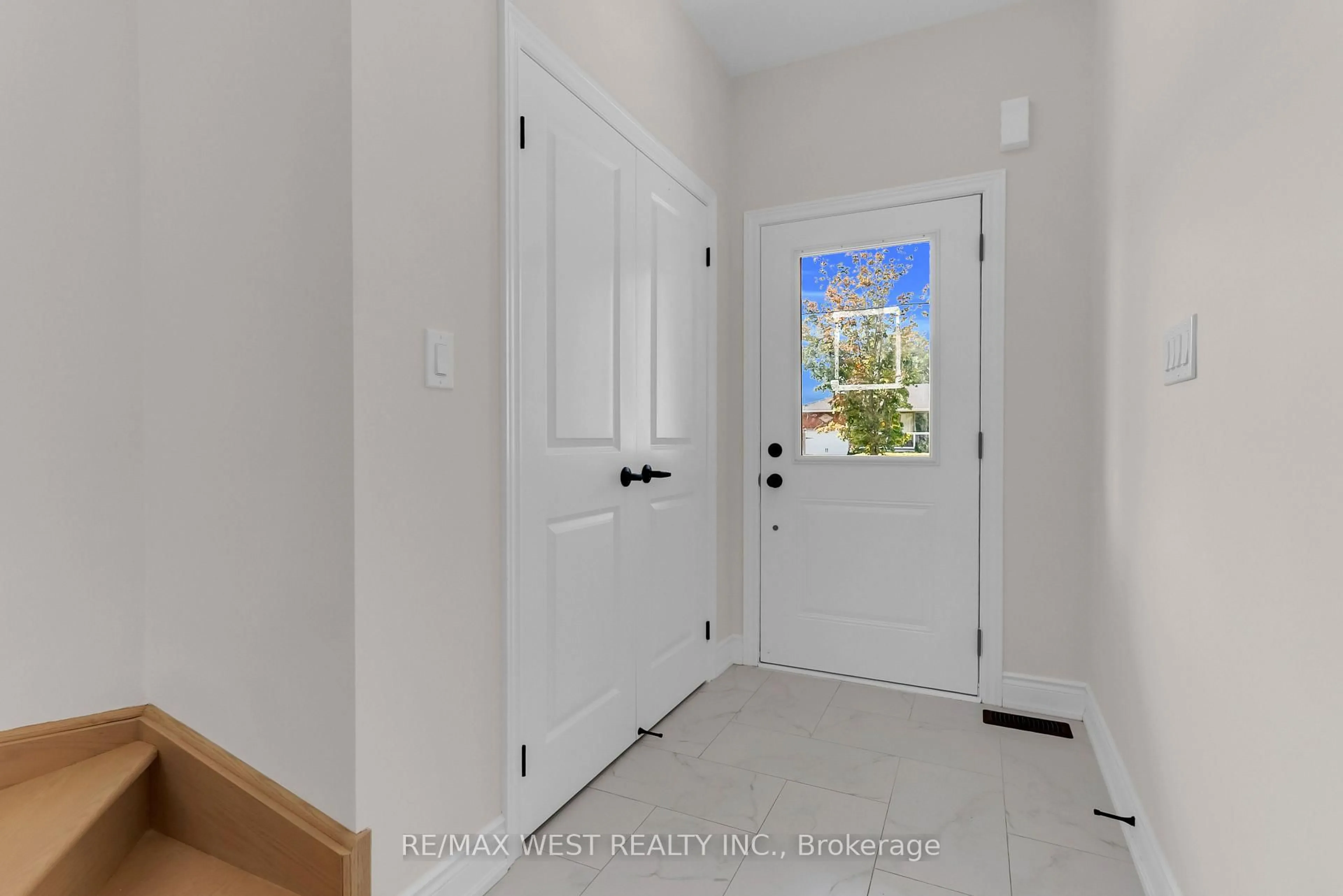 Indoor entryway for 131 Guelph St, Oshawa Ontario L1H 6H8