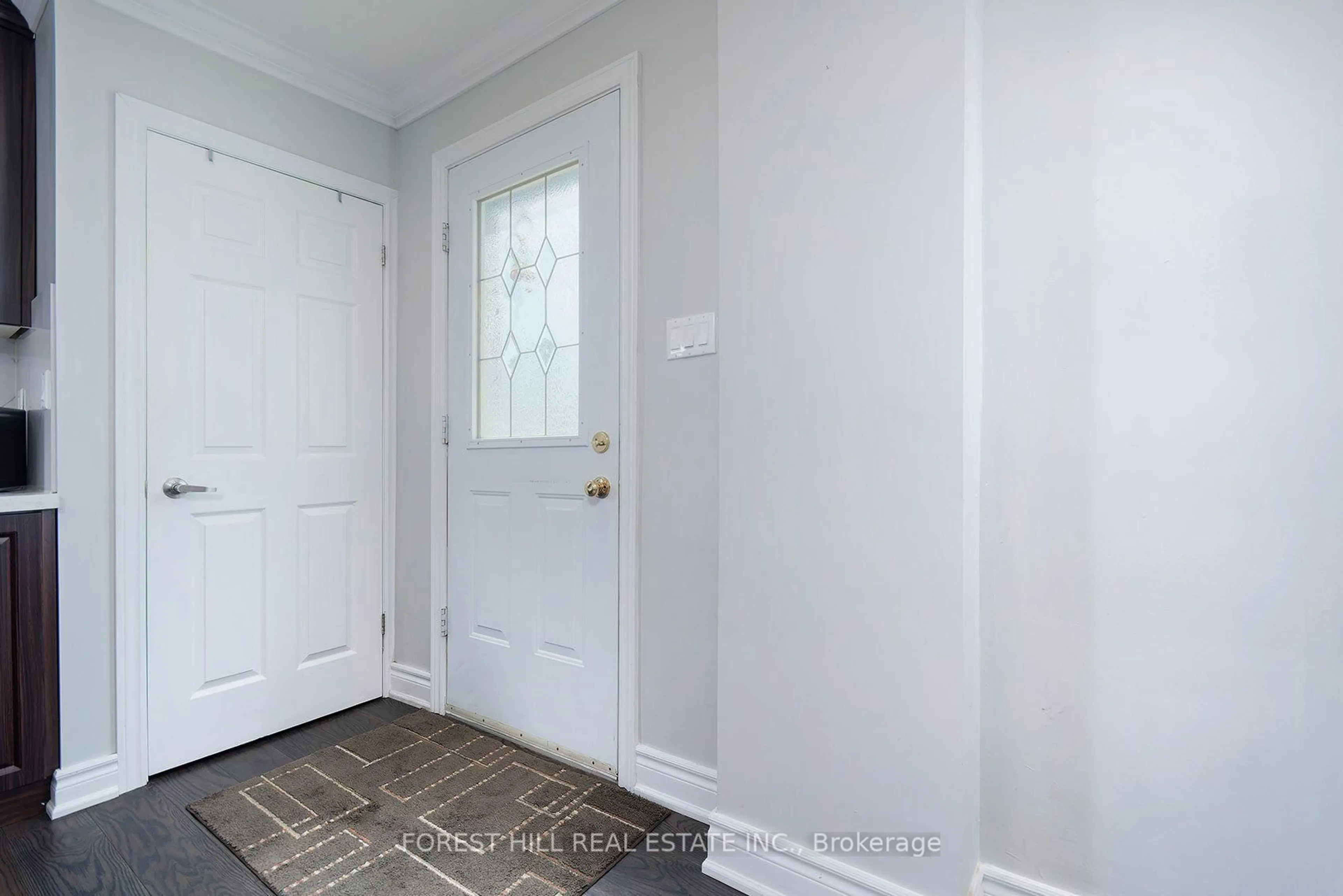 Indoor entryway for 32 Stamford Sq, Toronto Ontario M1L 1X5