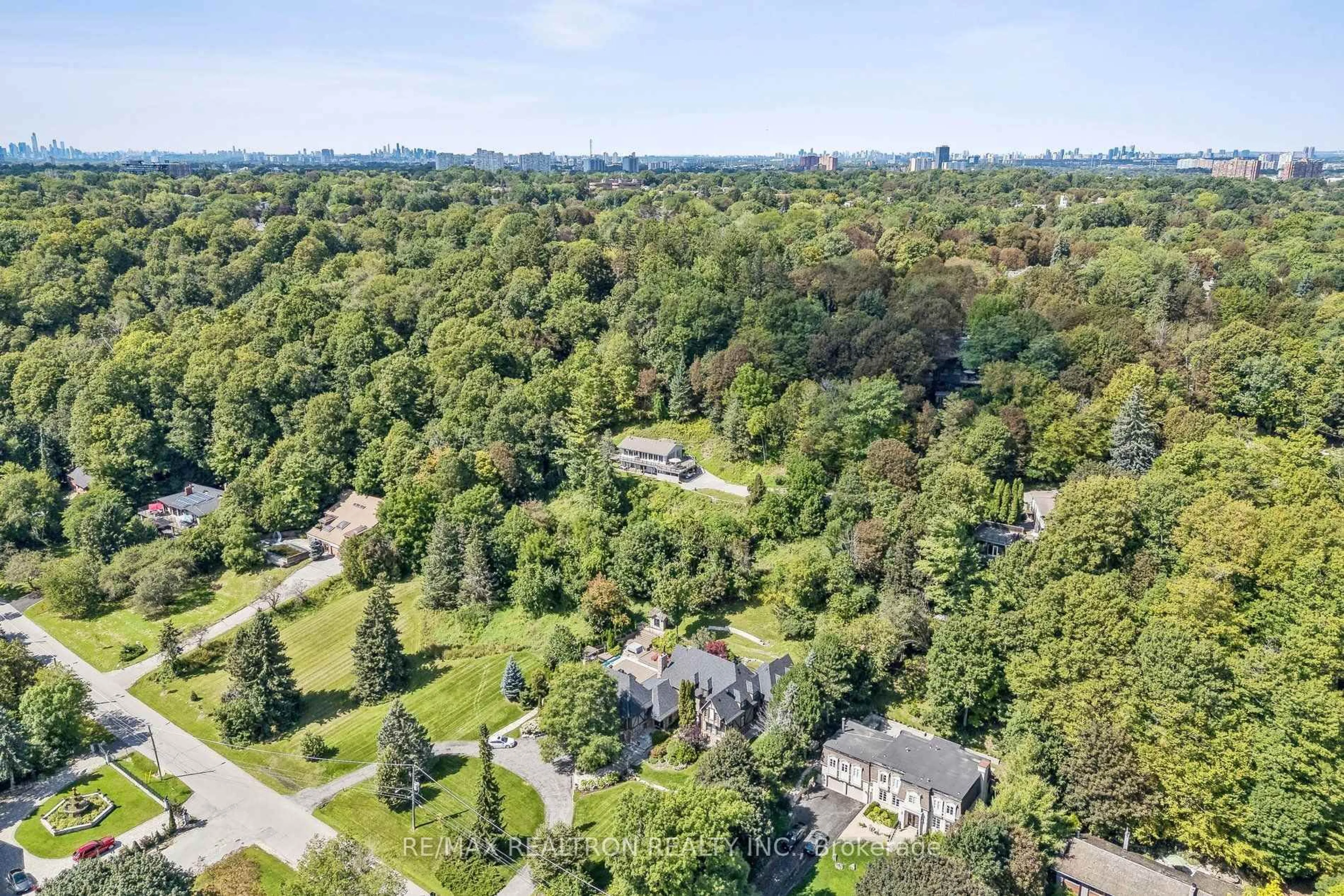A pic from outside/outdoor area/front of a property/back of a property/a pic from drone, forest/trees view for 1 Ledge Rd, Toronto Ontario M1M 1H1