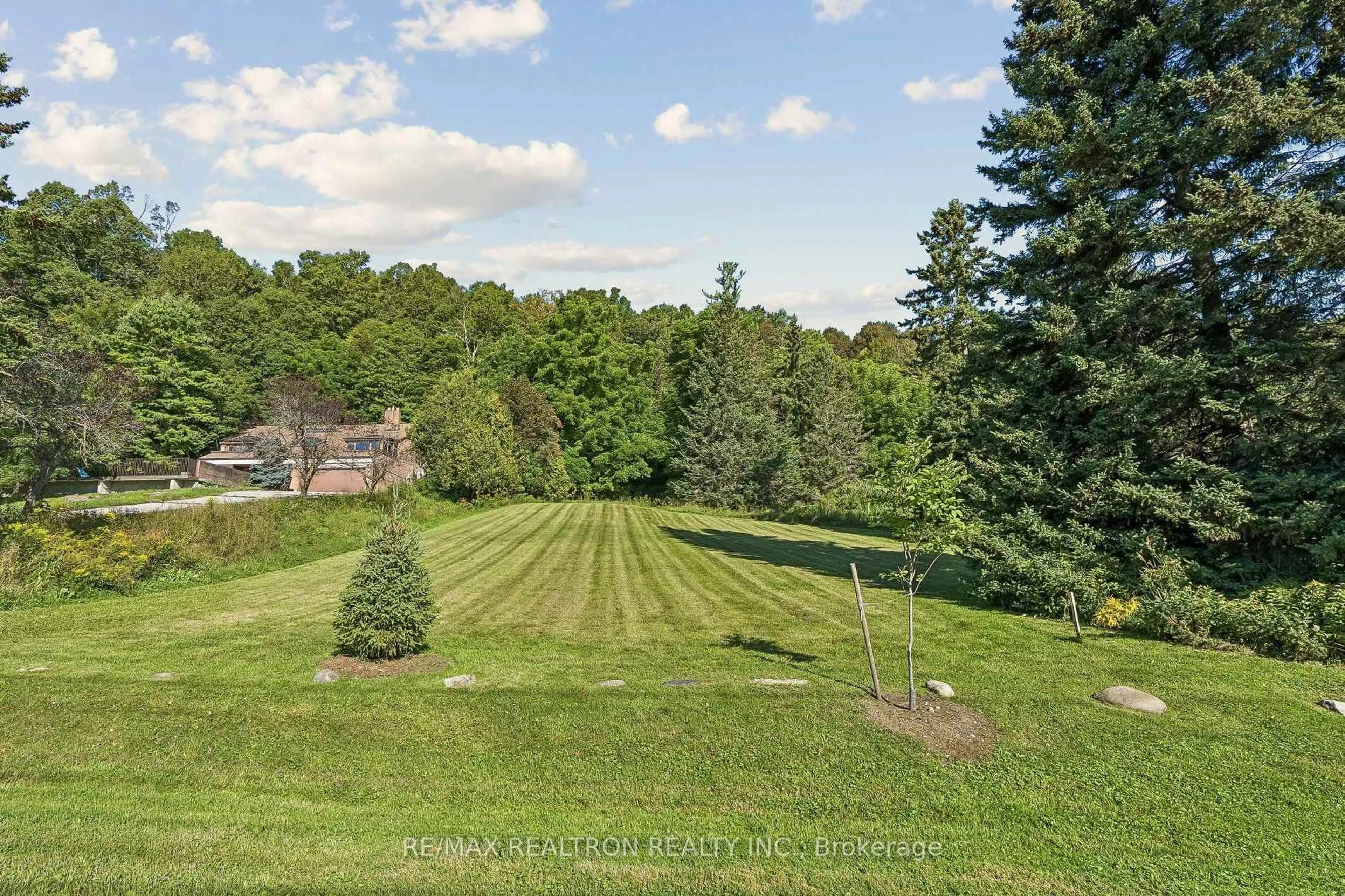 A pic from outside/outdoor area/front of a property/back of a property/a pic from drone, forest/trees view for 1 Ledge Rd, Toronto Ontario M1M 1H1