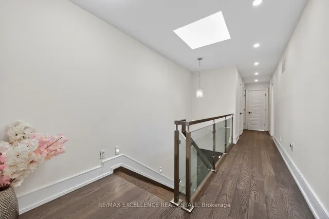 442 Pharmacy Ave, Toronto 5