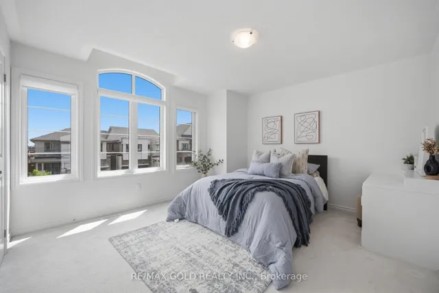 8 Huggins Dr, Whitby 2