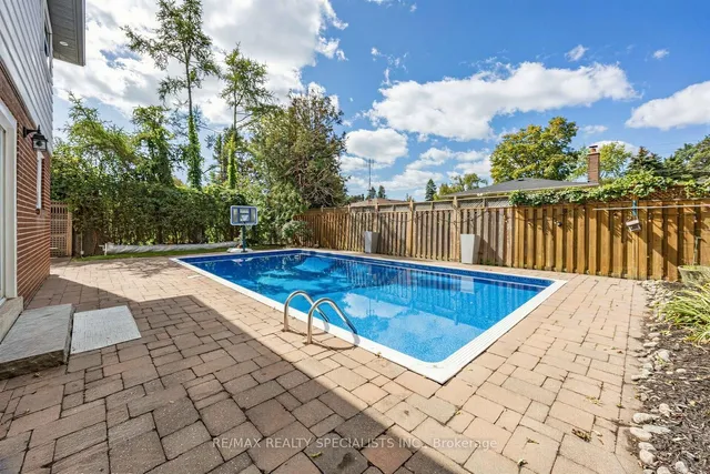 16 Langevin Cres, Toronto 5