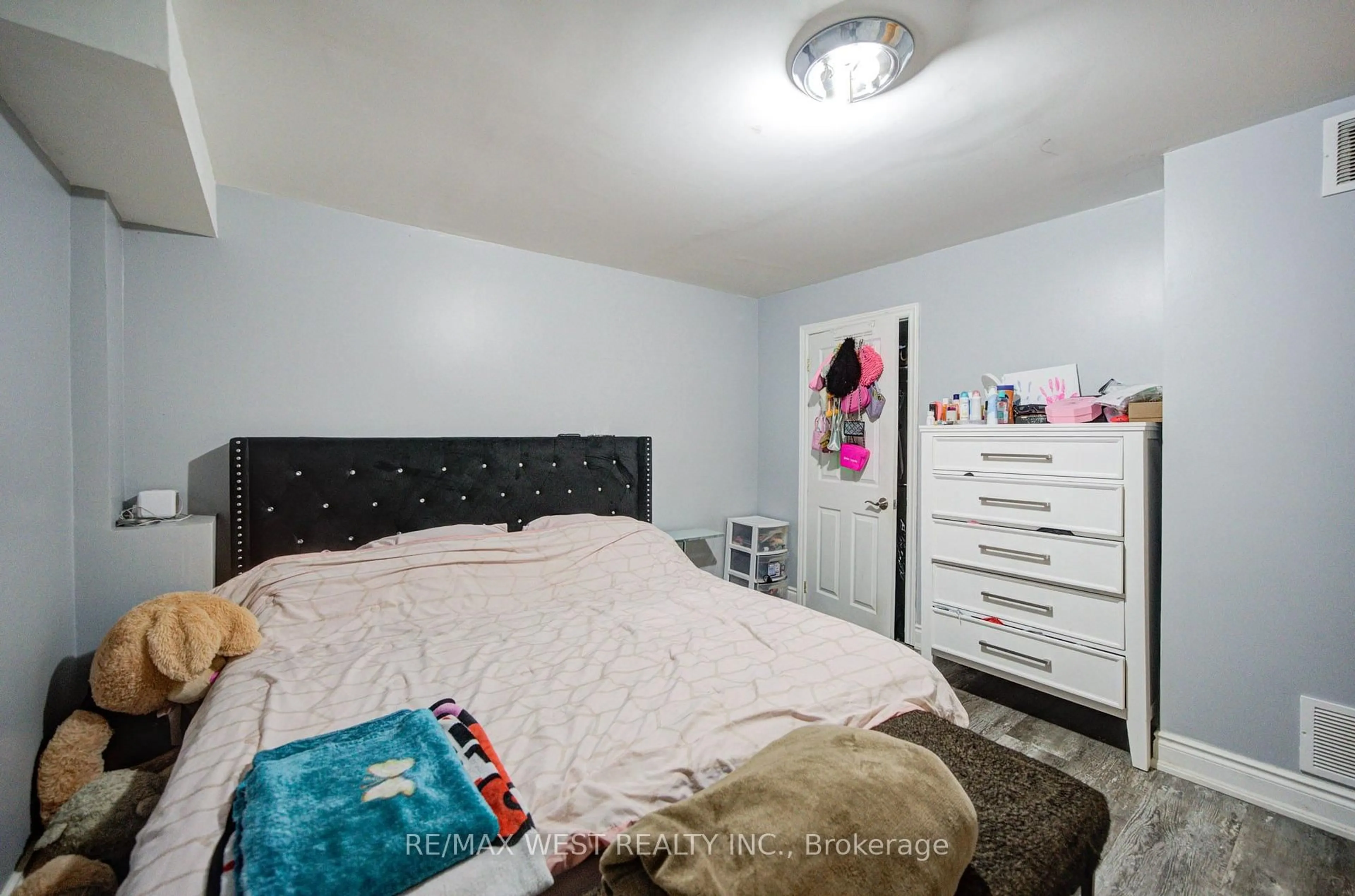 trreb/IMG-E13804910_0f109de5-39fd-4649-bc71-7da983a327cc-l.jpg