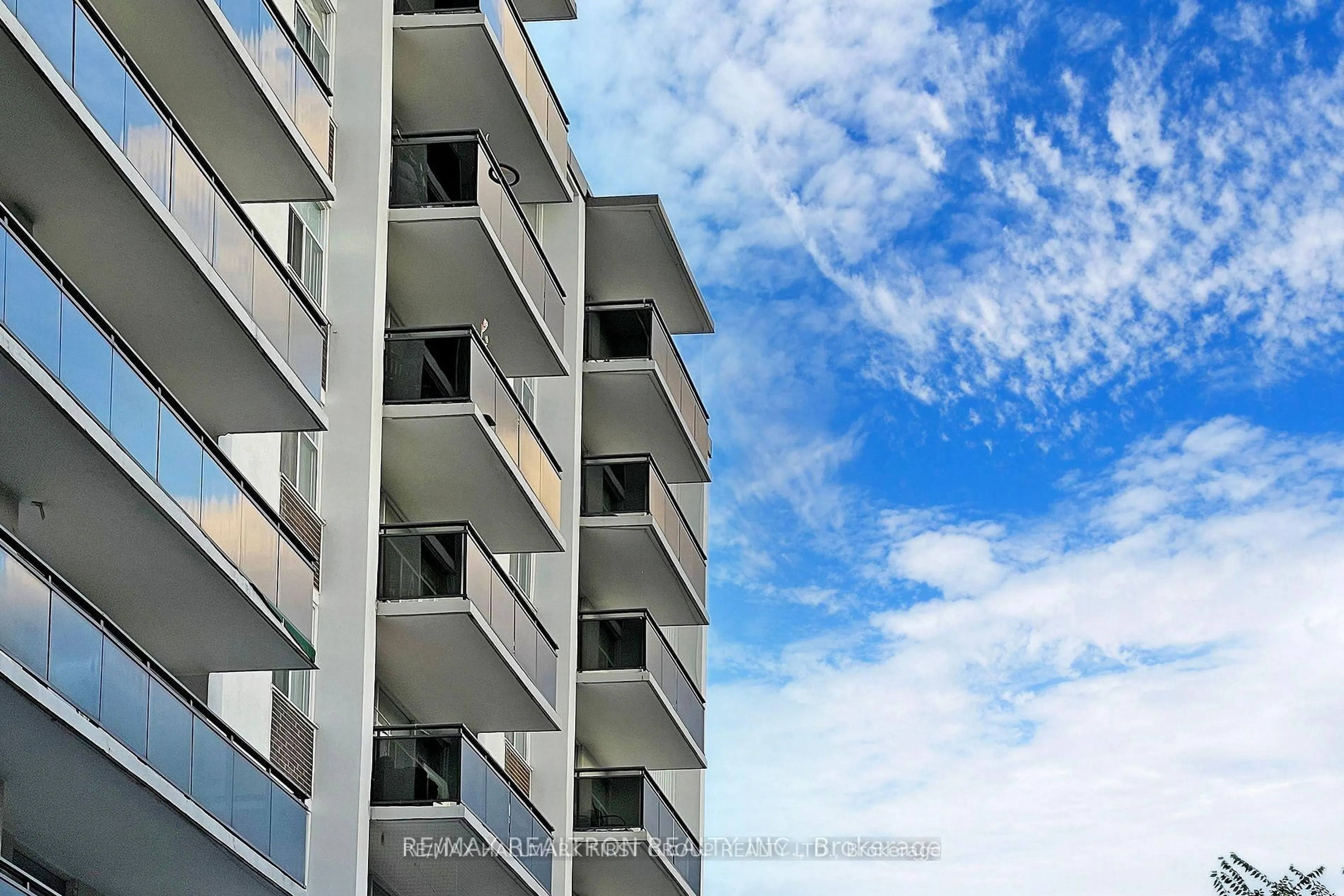 trreb/IMG-E13808764_0fe9a925-6382-4cdb-9960-a01dd057e8ee-l.jpg