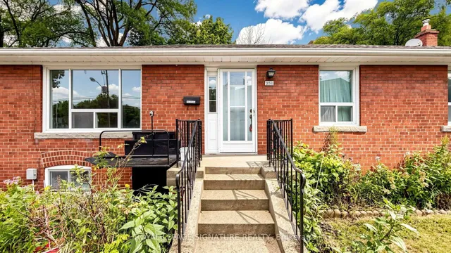 256 Ferris Rd, Toronto 2