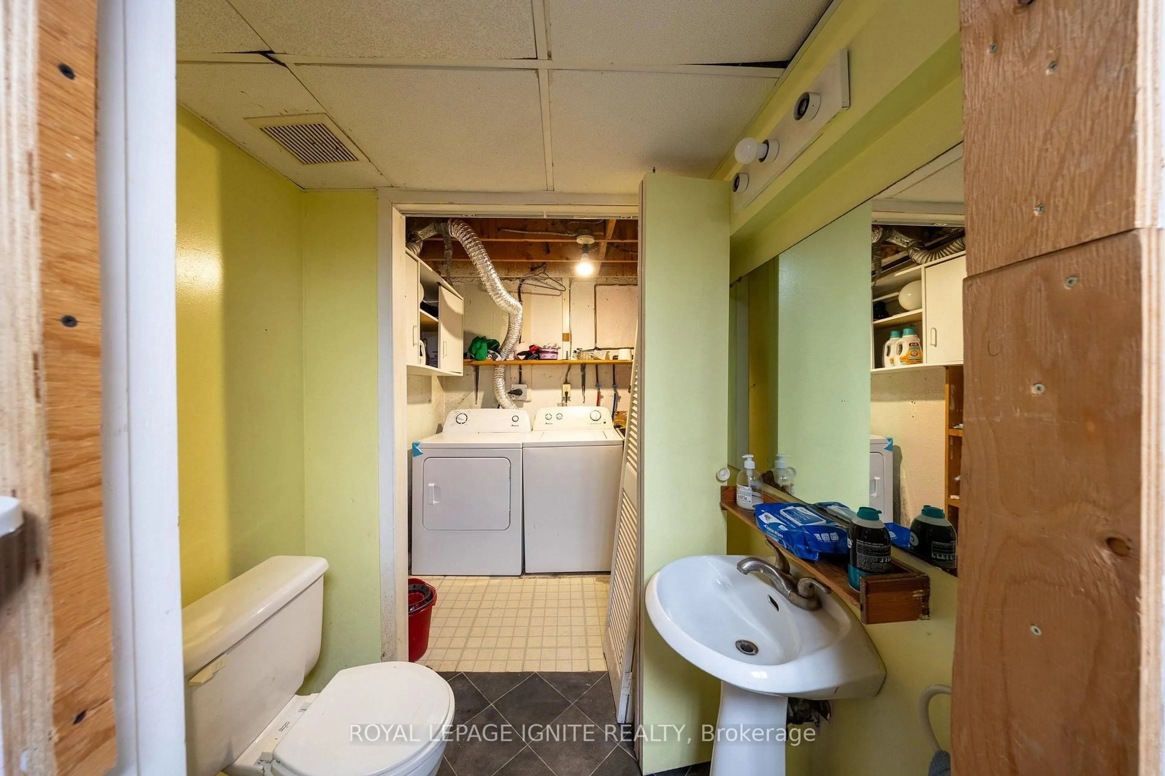 trreb/IMG-E13811692_1ced81e7-fbf5-45bb-9f84-6a7818e559a4-l.jpg