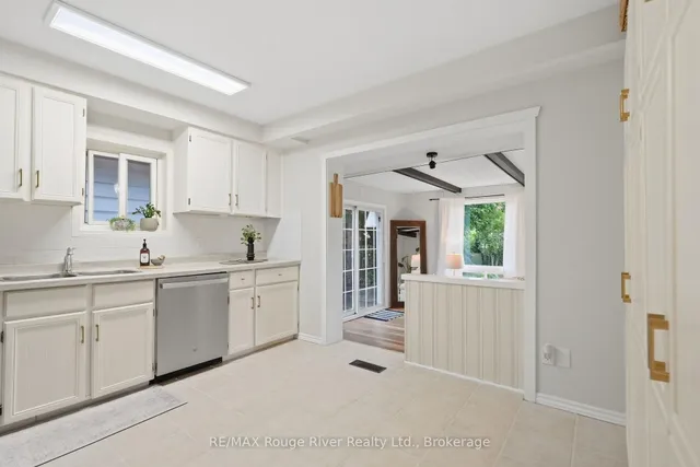 313 Lupin Dr, Whitby 4