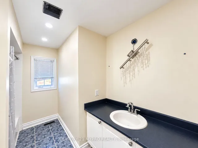 178 Stonemanor Ave, Whitby 5