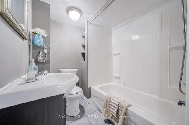 79 Samson Cres, Toronto 4