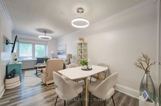 256 Blantyre Ave, Toronto 3