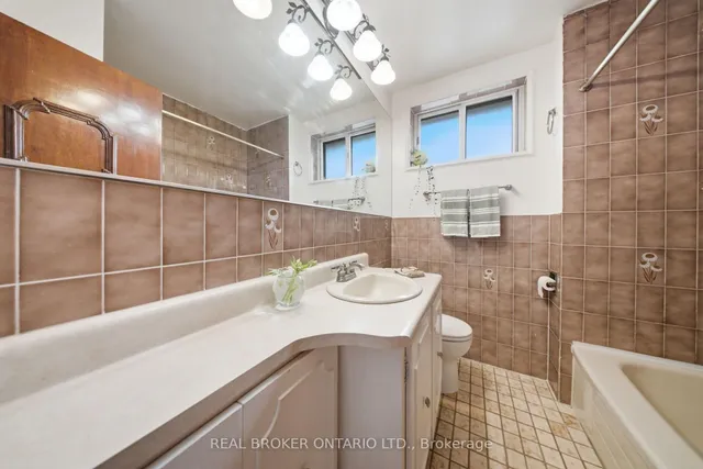 88 Cavehill Cres, Toronto 5