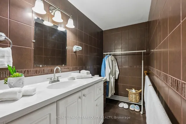 2 Richbourne Crt, Toronto 2