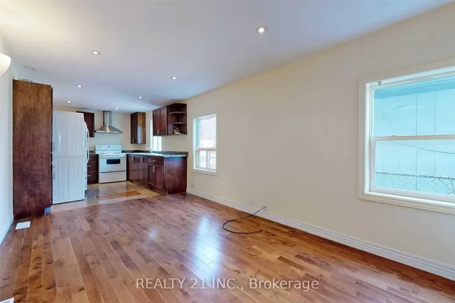 270 Linsmore Cres, Toronto 3