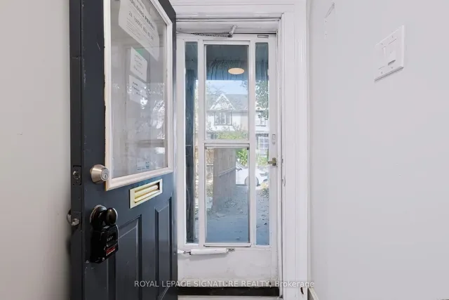 23 Myrtle Ave, Toronto 4