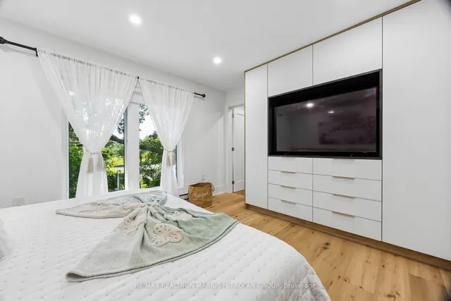 21 Toynbee Tr, Toronto 5