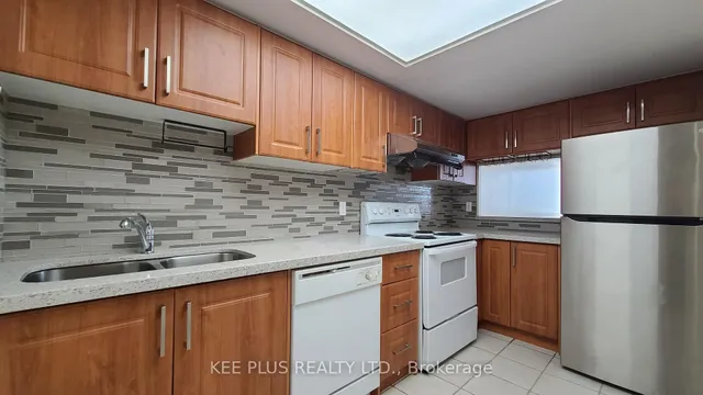 2466 Eglinton Ave #819, Toronto 5