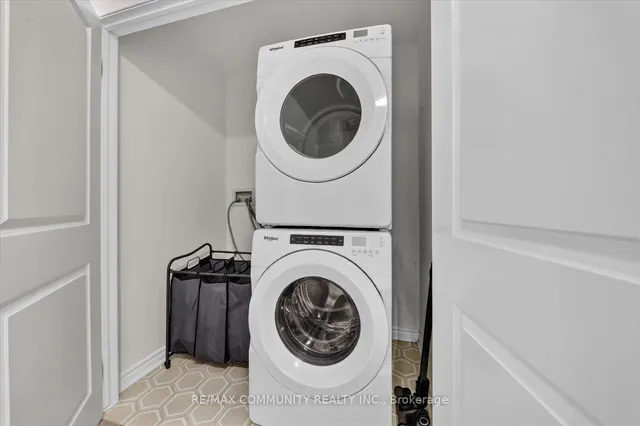 3001 Hollyberry Tr, Pickering 4