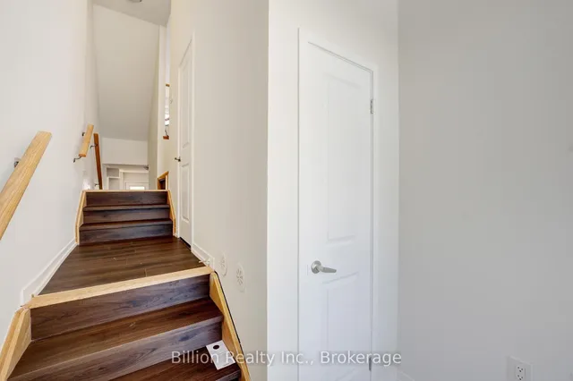 717 Heathrow Path, Oshawa 3