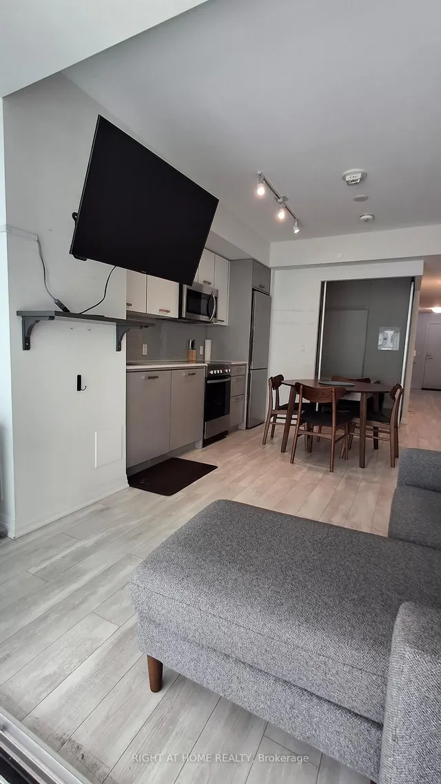 1630 Queen St #211, Toronto 5
