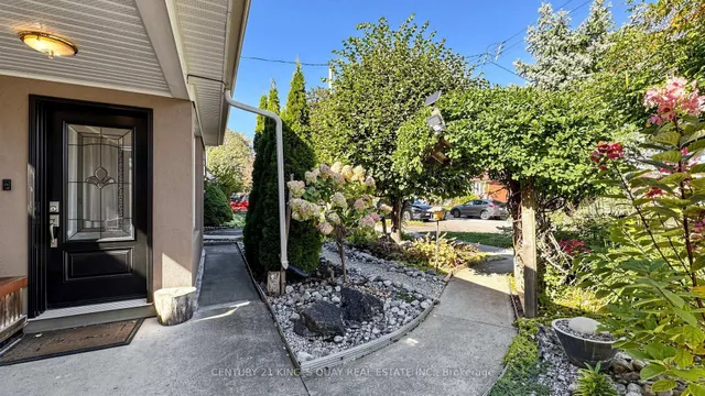 17 Kecala Rd, Toronto 5