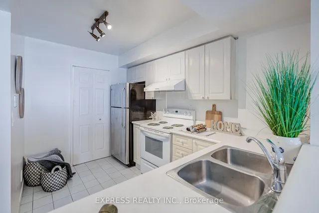 18 Lee Centre Dr #1111, Toronto 4