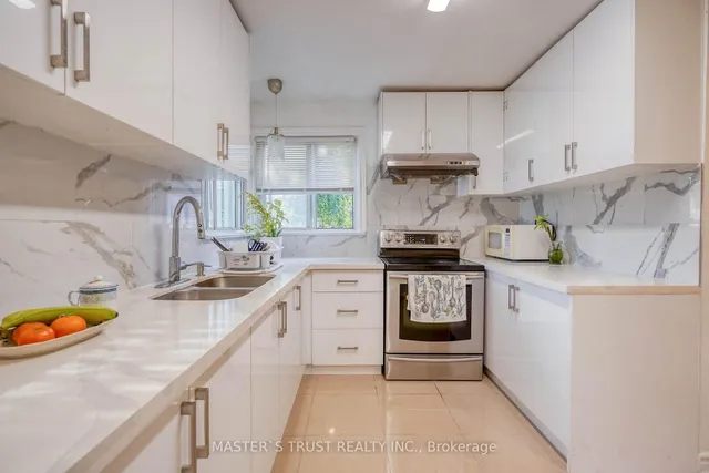 10 Lindal Ave, Toronto 5