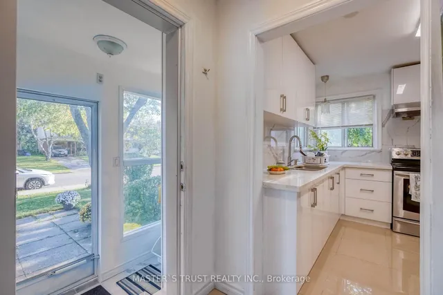 10 Lindal Ave, Toronto 3