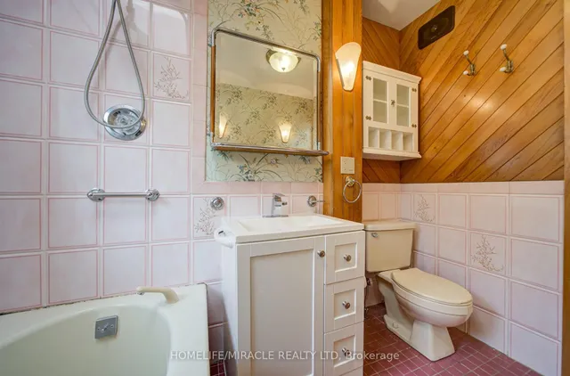 36 Valhalla Blvd, Toronto 5