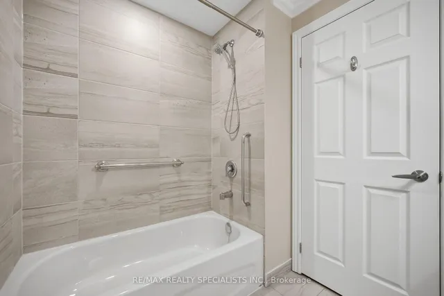 21 Brookhouse Dr #304, Clarington 3