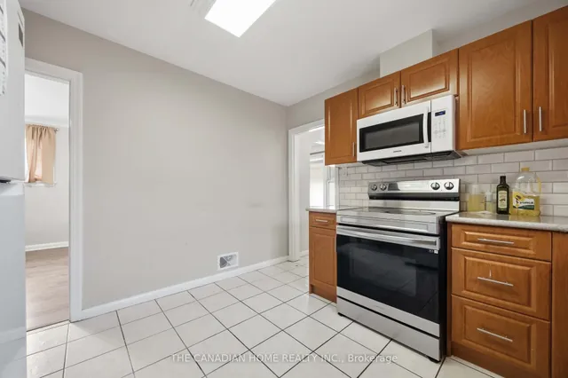 1373 Pharmacy Ave, Toronto 5