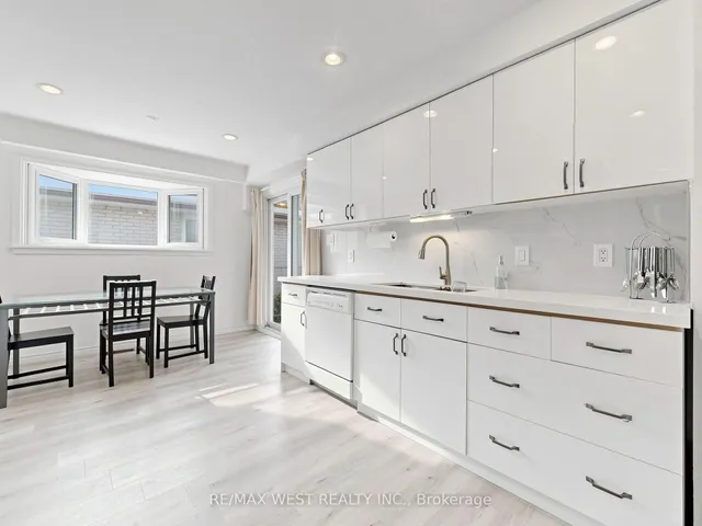41 Burnview Cres, Toronto 5