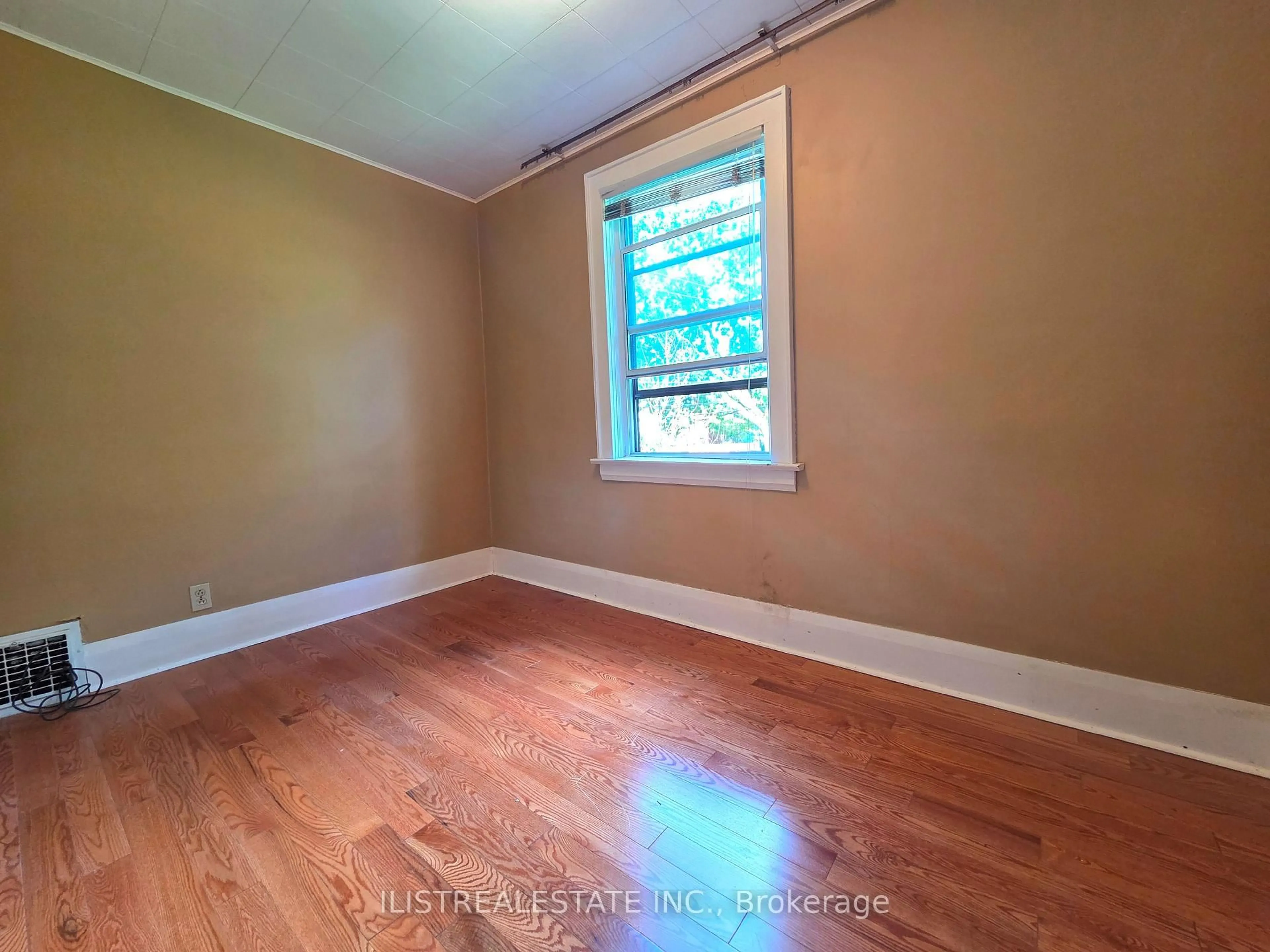 trreb/IMG-E13870294_04d375a7-3ce2-4881-b7b8-59c9e3ebc67f-l.jpg