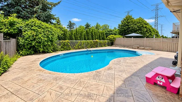 1221 Fieldstone Circ, Pickering 4