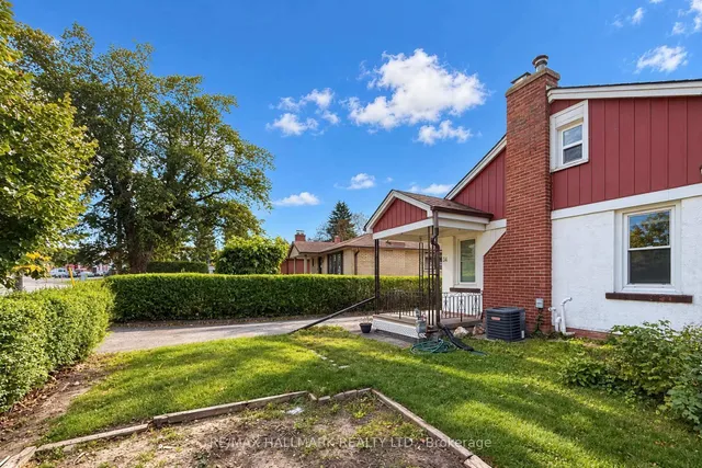 14 Saunders Rd, Toronto 4