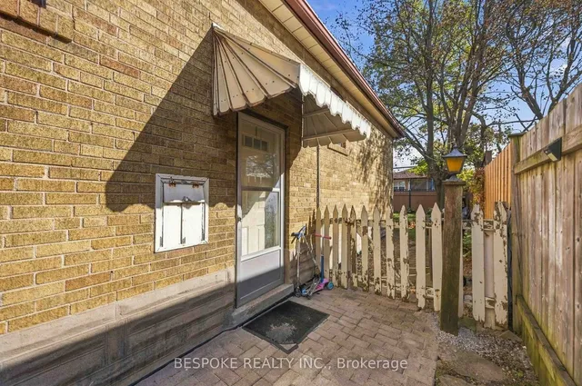 51 Mcgregor Rd, Toronto 5