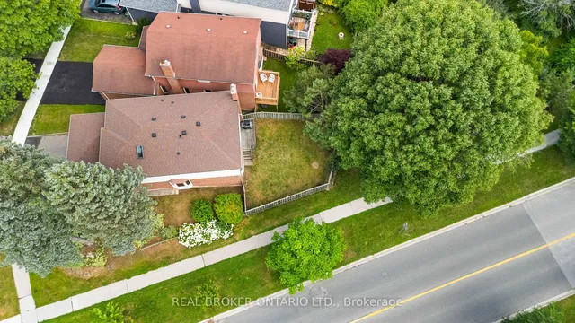 1 Baronial Crt, Toronto 4