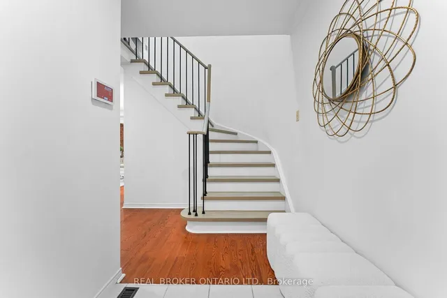 1 Baronial Crt, Toronto 5